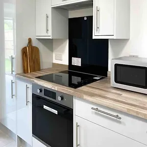  Apartment Modern Flat Near Train Station With Free Parking