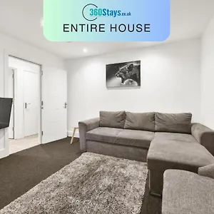 Rochfords Serviced House With 5 Bedrooms, 4 Bathrooms Up To 8 Beds By 360stays Slough