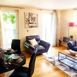  Apartment Stunning Close To Station With Free Parking!