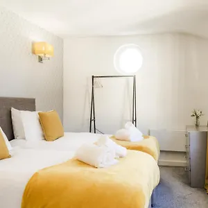  Holiday home Charming 2-bedroom Town House - Short Walk From The Station